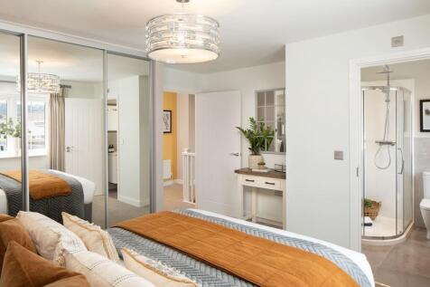 The main bedroom also features a private en suite shower room