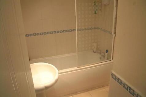 2 bedroom Apartment 1st Floor in Farnborough photo 3