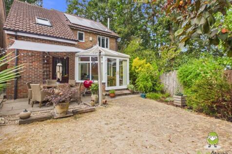 EweMove Estate Agents Basingstoke - Clere Gardens