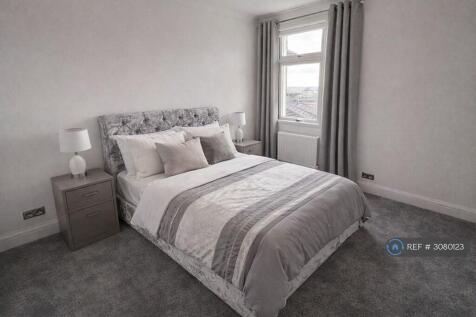 3-bed semi-detached on Albany Road, Windsor, SL4, £1,900/mo
