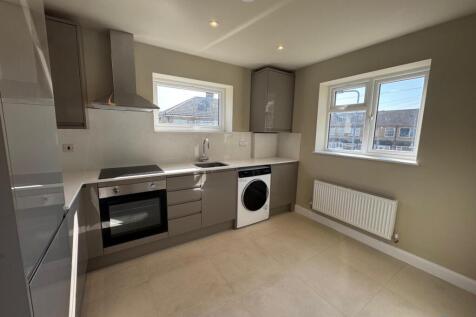 Large 2 Bedroom 1st Floor Flat