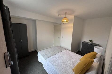 A cozy double bedroom featuring a neatly made b...