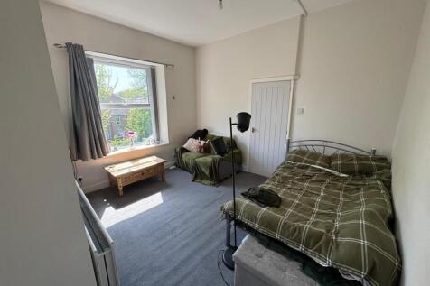 Flat 5,27 Victoria Road Bedroom (2).jpeg