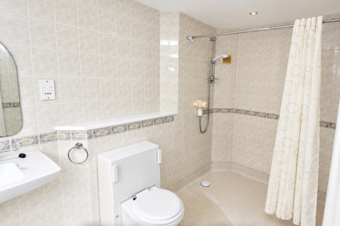 Pinewood Park, New Haw, KT15 3BS photo 4