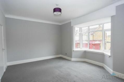 Large 1 Bedroom 1st Floor Flat
