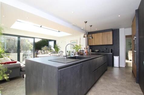 Kitchen_.JPG