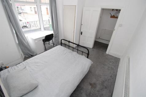 Bright double bedroom with study desk and windo...