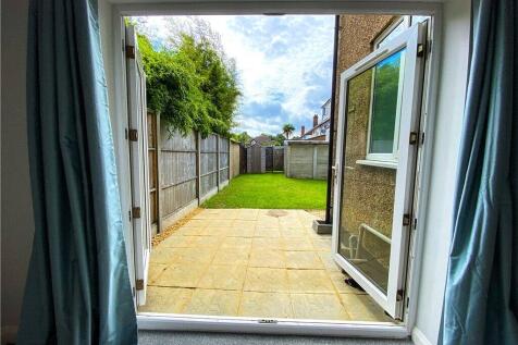 The Parade, Spa Drive, Epsom, Surrey, KT18 photo 3