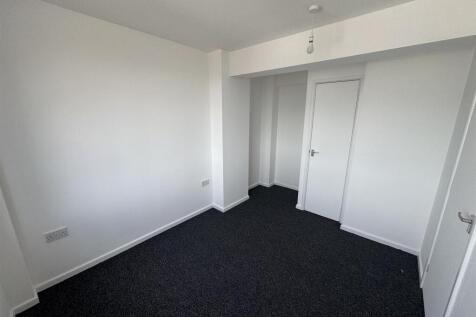 Bedroom (2/2)