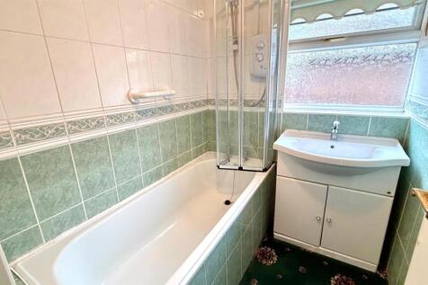 TILED 2 PIECE BATHROOM