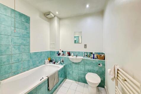 f6366cca-bathroom.jpg