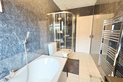 Bathroom 2.jpg