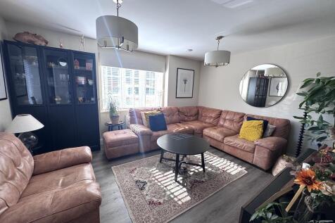 5 - Lounge.jpg