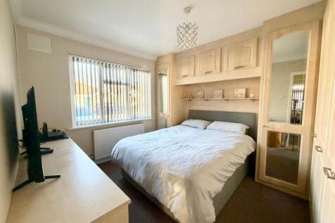 Celia Crescent, Ashford, TW15 photo 3