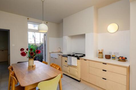 KITCHEN / DINING