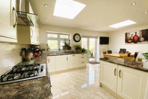L-SHAPED KITCHEN 17'6 x 17'