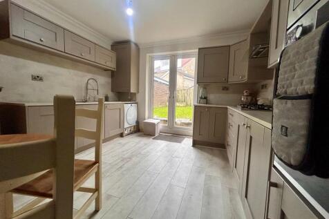Yew Tree Crescent, Bradford photo 3