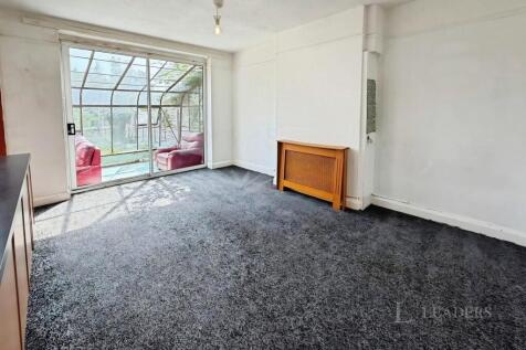 Old Bedford Road, Luton, Bedfordshire, LU2 photo 3