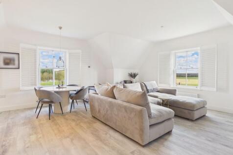 Lounge/Dining Area