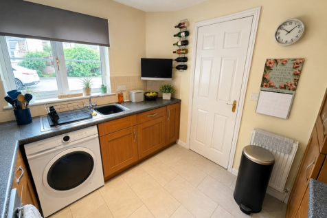 Birchen Close, Castleford, West Yorkshire, WF10 photo 4