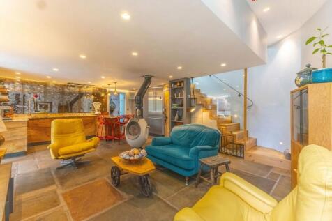KITCHEN / LIVING AREA