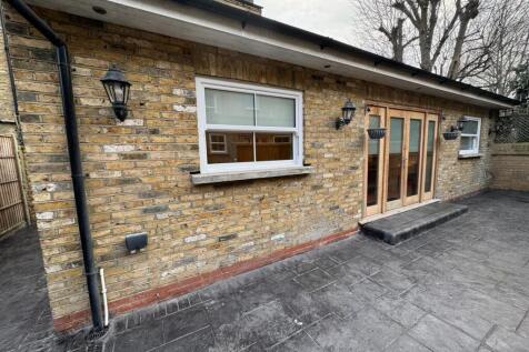 1 bedroom Apartment for rent with outdoor space i