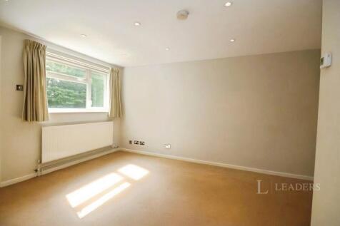 Randalls Way, KT22 photo 4