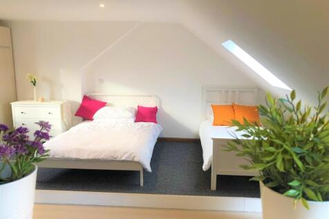 Bright and clean double bedroom featuring two b...