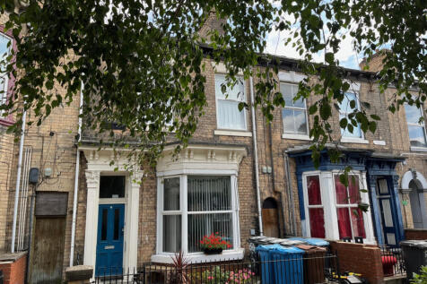 3 SELF CONTAINED FLATS ON A SINGLE FREEHOLD