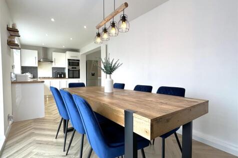 Family Dining Kitchen 729