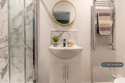 Modern Ensuite Shower Room - Room 5