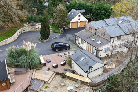 Stunning &amp; Beautifully Upgraded Country Residence