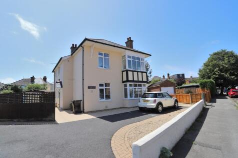 1-bed flat on 22 Avon Road West, Christchurch, Dorset. BH23 2DG, £1,075/mo