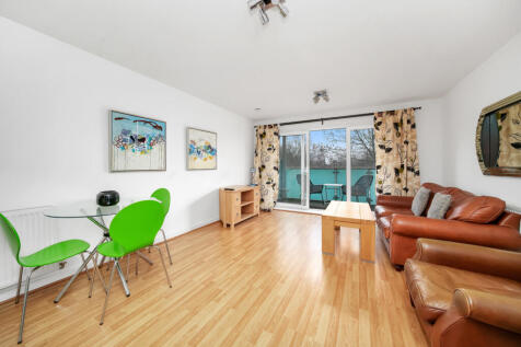 Located in Evelyn Court, a purpose built block on Burdett Road, 7/ 8 minutes walk from Mile End station is this spacious 2 furnished bedroom flat (924 sq.ft.app.). This light and airy property compris