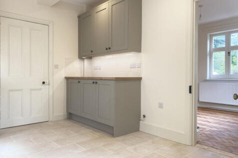 London Road, Bagshot, Surrey photo 3