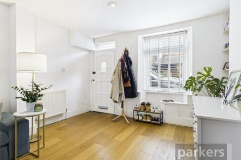 Living Room/Entrance