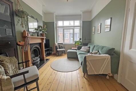 Lydford Park Road 43 - Lounge Front.jpg