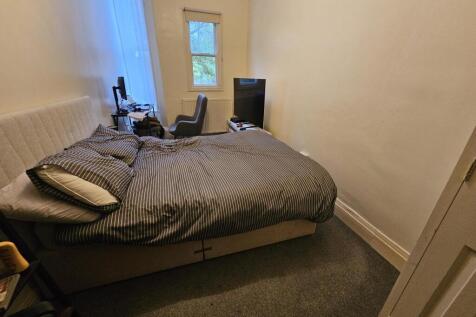 Bright, neatly presented double bedroom with a ...