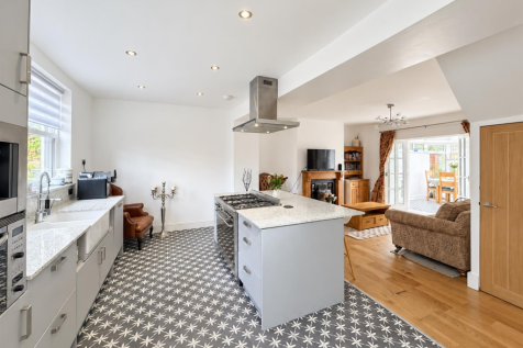 OPEN PLAN KITCHEN, DINER / LIVING SPACE