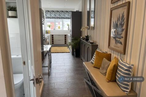 Spacious, Howdens Breakfast Kitchen