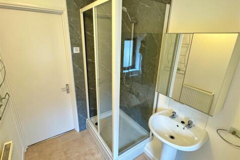 3 Ocean Blue Apartments Shower Room