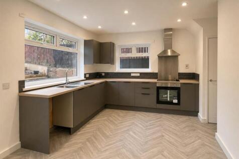 Open Kitchen / Dining Area