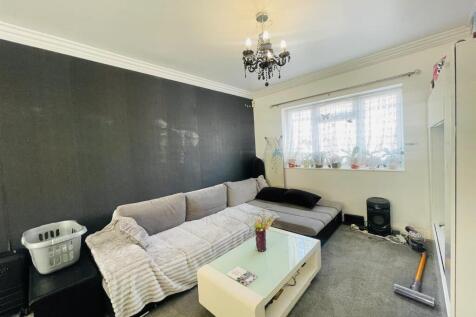 4 bedroom to rent in Hedgemans Road, Dagenham- £2500 PCM photo 5