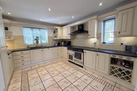 Wychwood Park, Weston, Cheshire, CW2 5GG photo 4