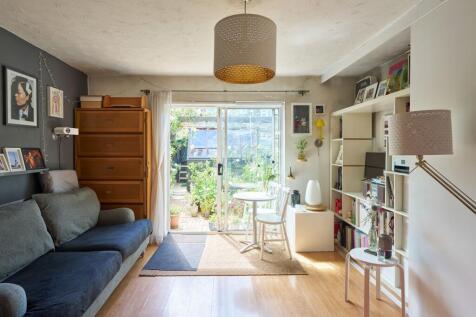 Jackson Close E9