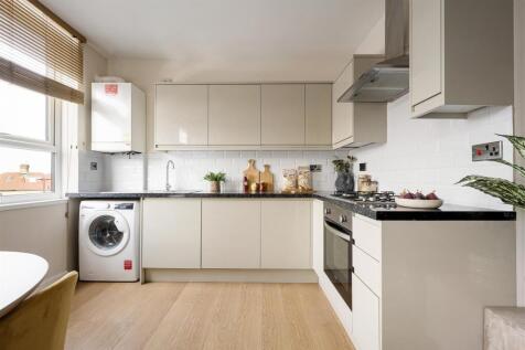 Eastwood Close, E18