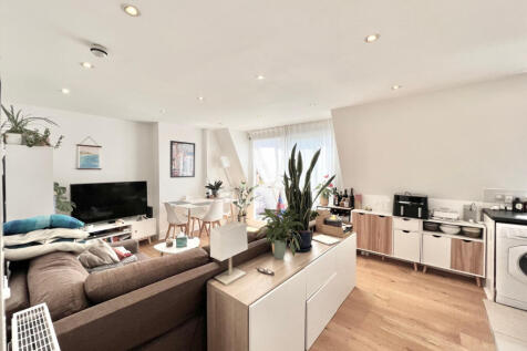 Top Floor 2 bed Flat for Rent