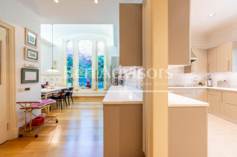 Espectacular-villa-modernista-catalogada-con-vi...
