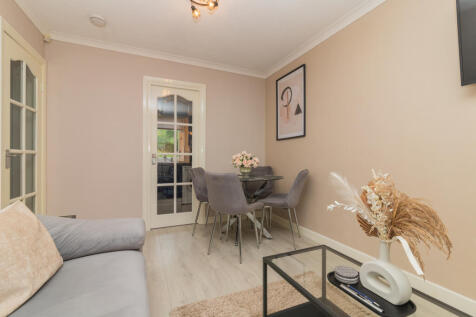 24 south park drive Paisley L-10