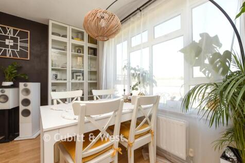 Lounge/Dining Area